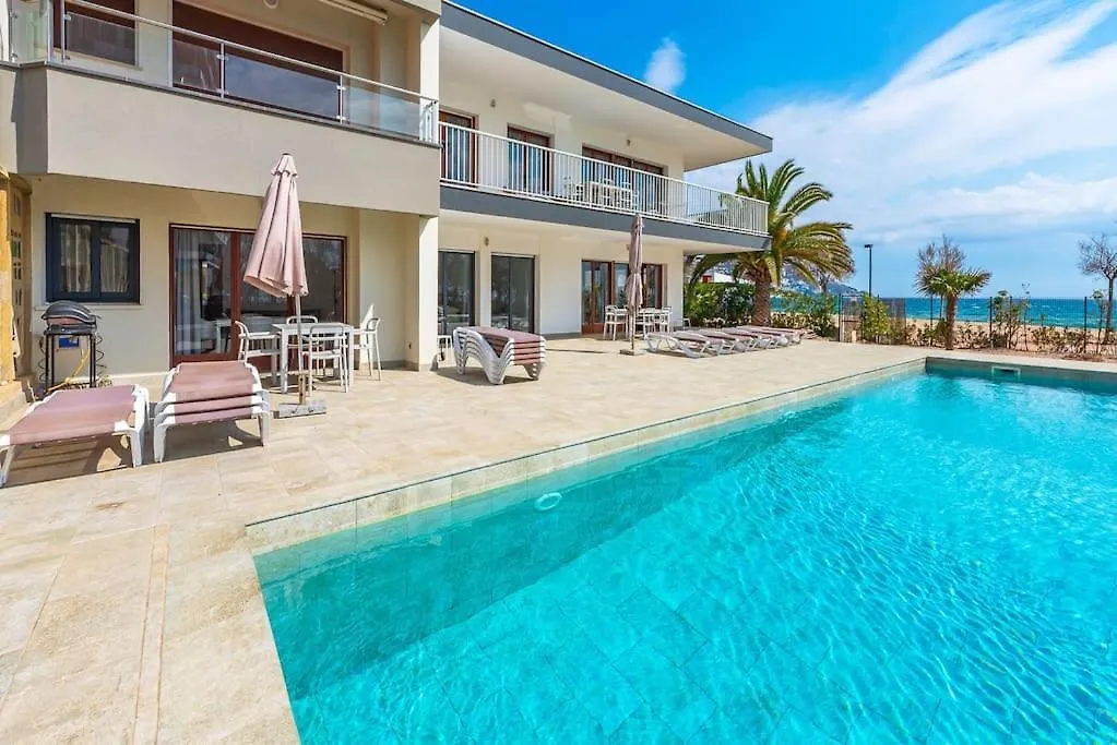 Beach Apartment - Front Line! Roses