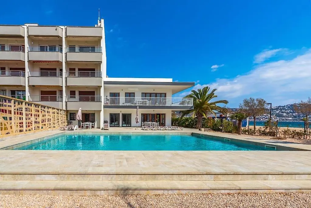 Beach Apartment - Front Line! location
